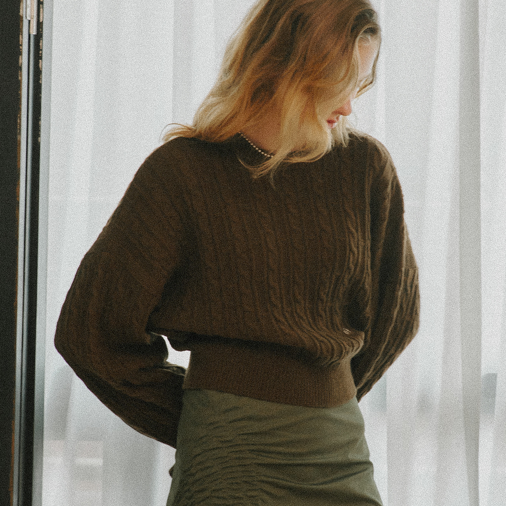 CABLE CROP BALLOON SLEEVE PULLOVER KNIT BROWN